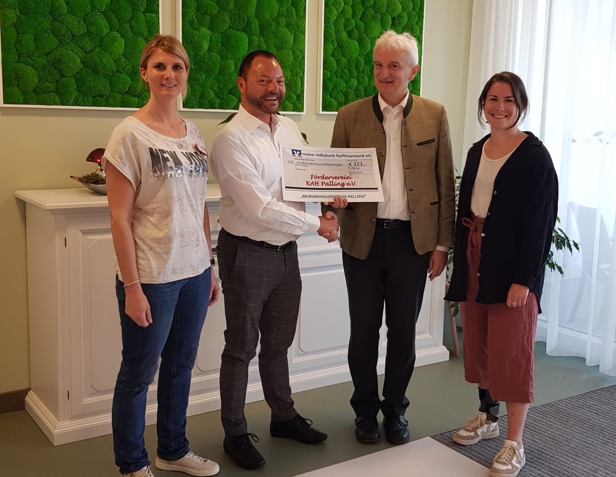 Übergabe Scheck Tombola